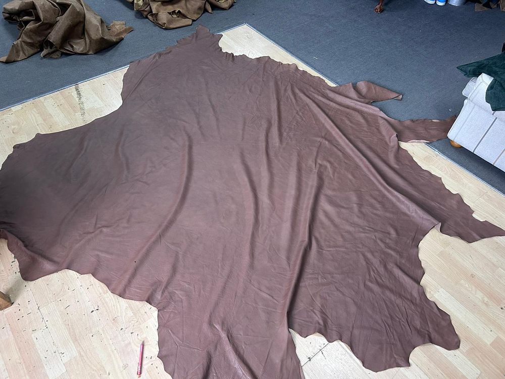 Lot 252: * Hide Crest 100% leather tanned cow hide in Selvaggio Beaver 60.25 ft MG23
