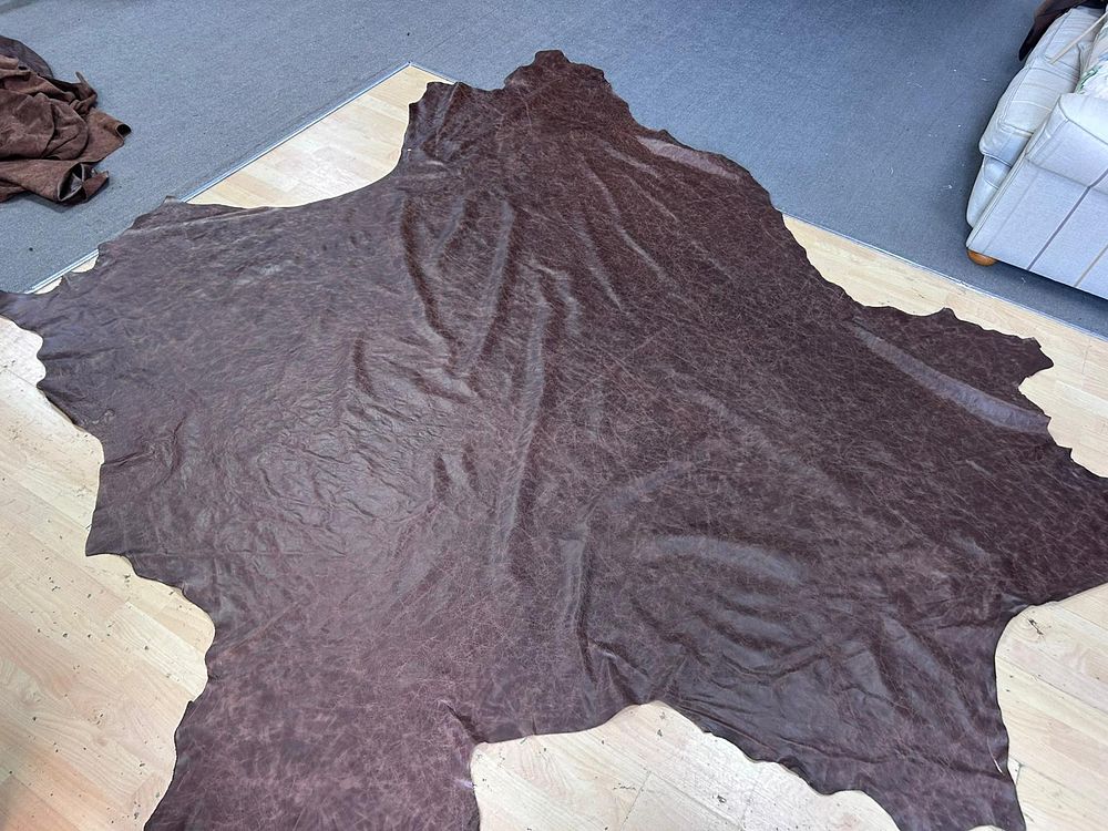 Lot 264: * Hide Futura Leather hide in distressed dark brown 50,1Ft MG14