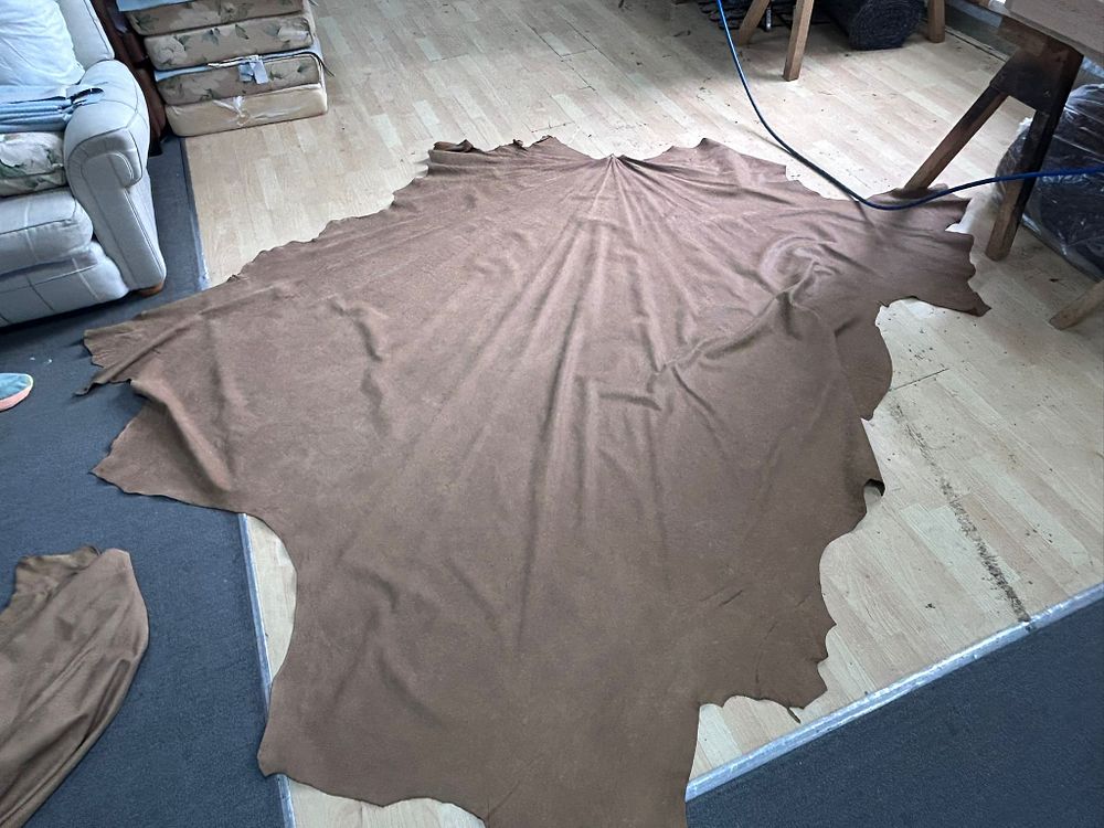 Lot 219: * Hide Crest Leather hide in Demetraloafban 53.75 Sq Ft MG45