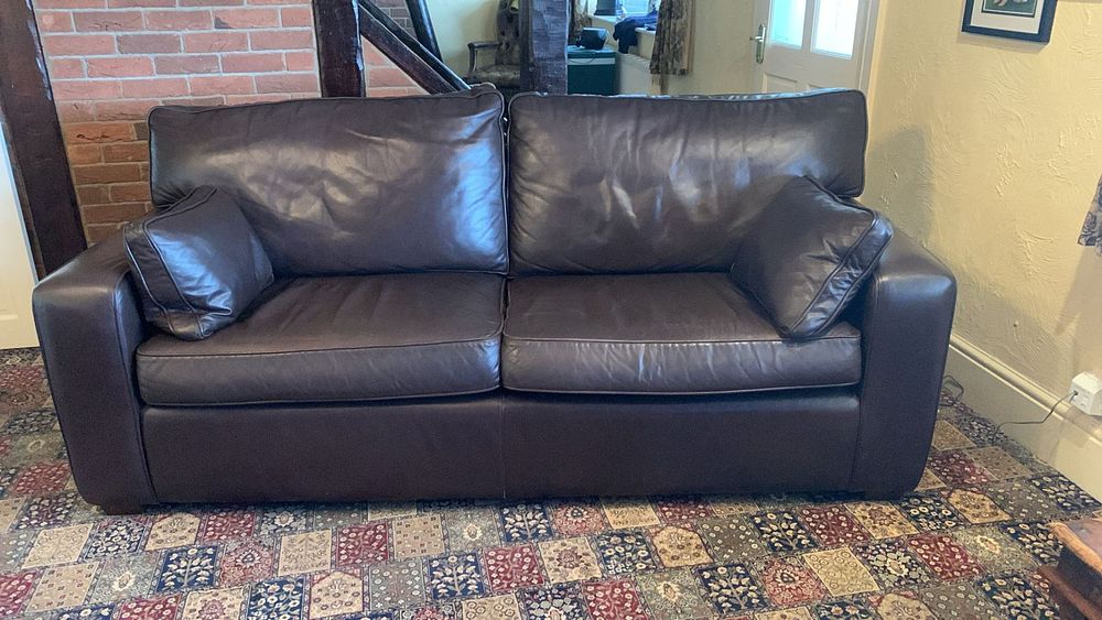 Lot 491: * A sofa suite