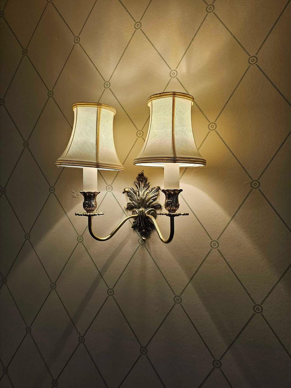 Lot 542: * 2 x double-arm wall sconce