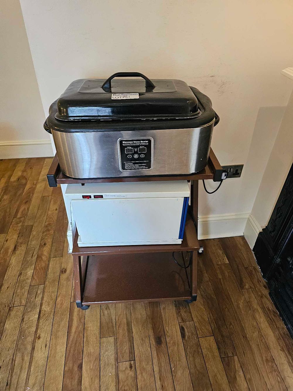 Lot 751: * This lot comprises a collection of contemporary commercial spa and salon equipment