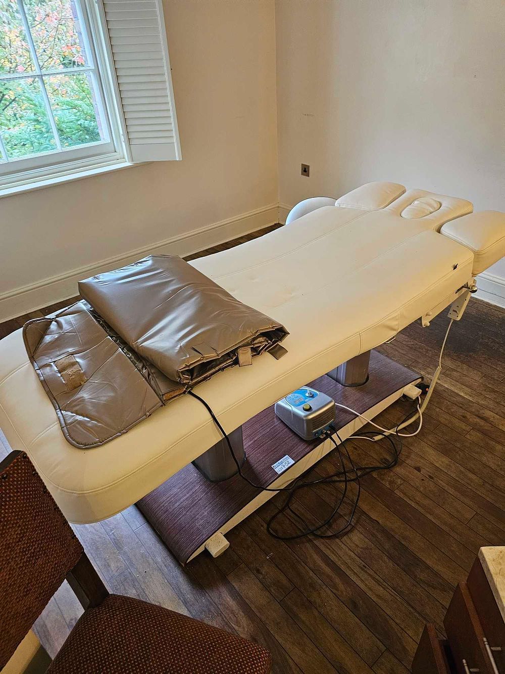 Lot 752: * Weelko Troch 4-motor spa treatment table 4-motor spa table that adjusts the height and the