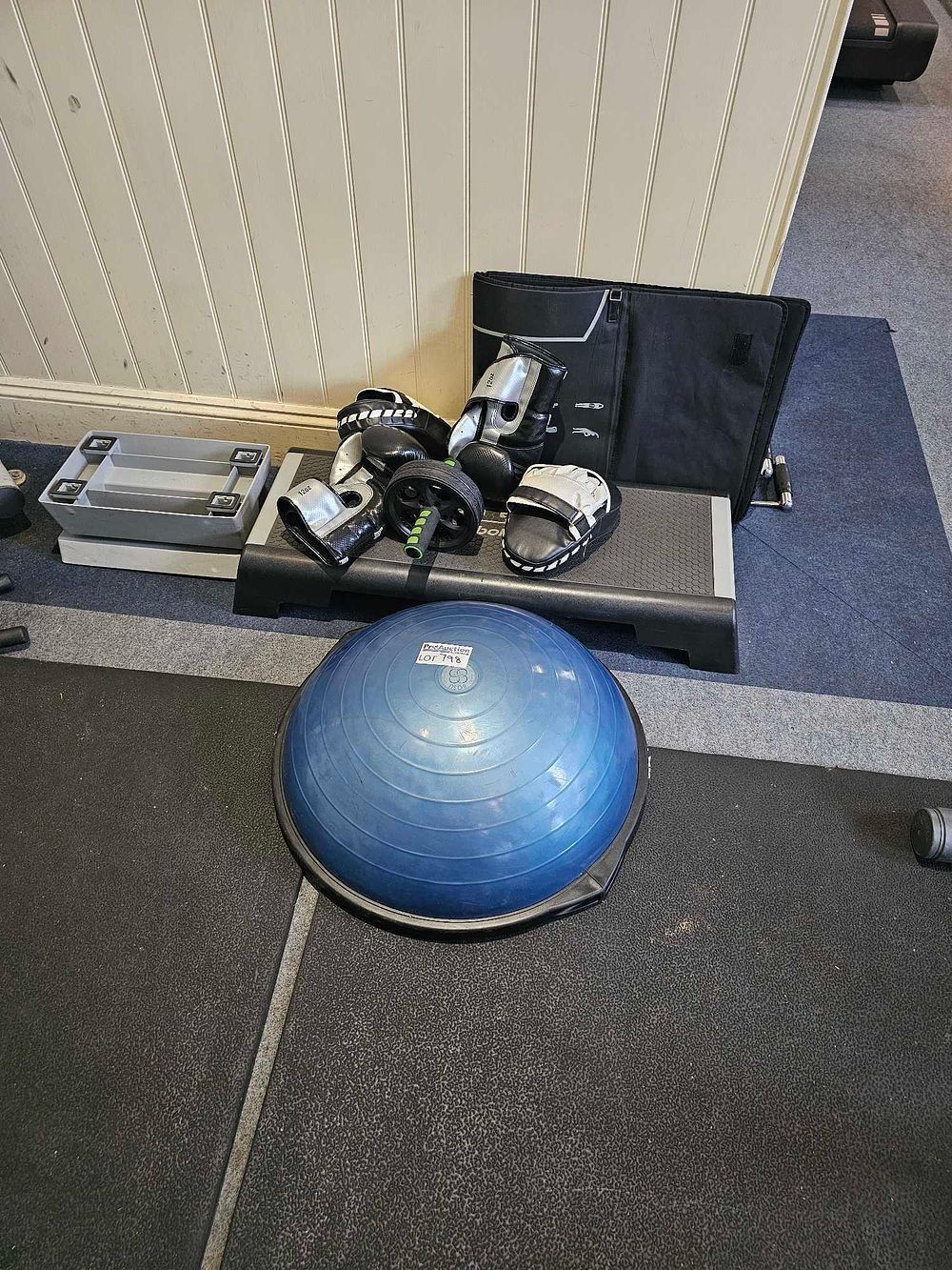 Lot 798: * BOSU-style balance trainer