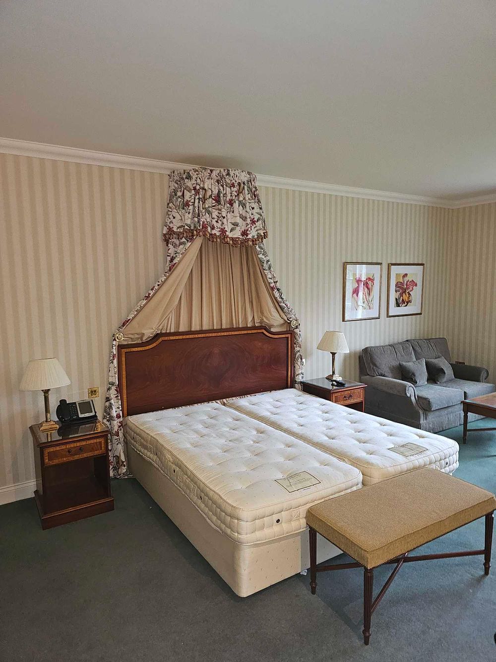 Lot 862: * Room 340 Contents of hotel bedroom freestanding furniture as photographed briefly comprising