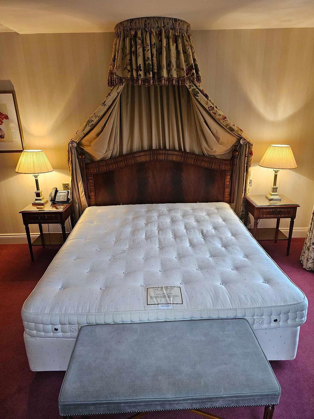 Lot 867: * Room 361 Contents of hotel bedroom freestanding furniture as photographed briefly comprising
