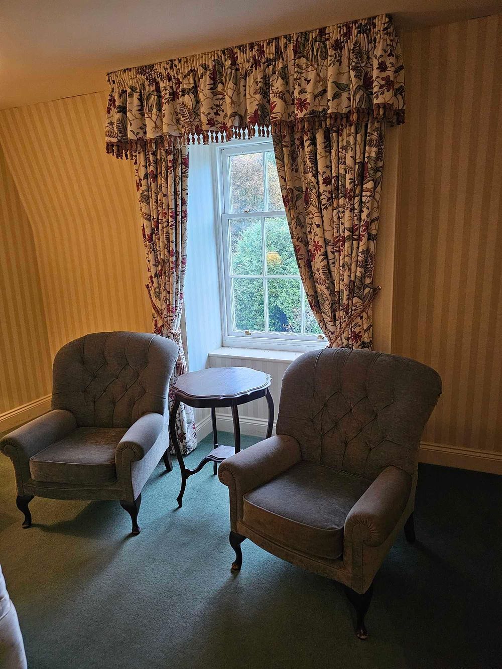 Lot 882: * Room 364 Contents of hotel bedroom freestanding furniture as photographed briefly comprising