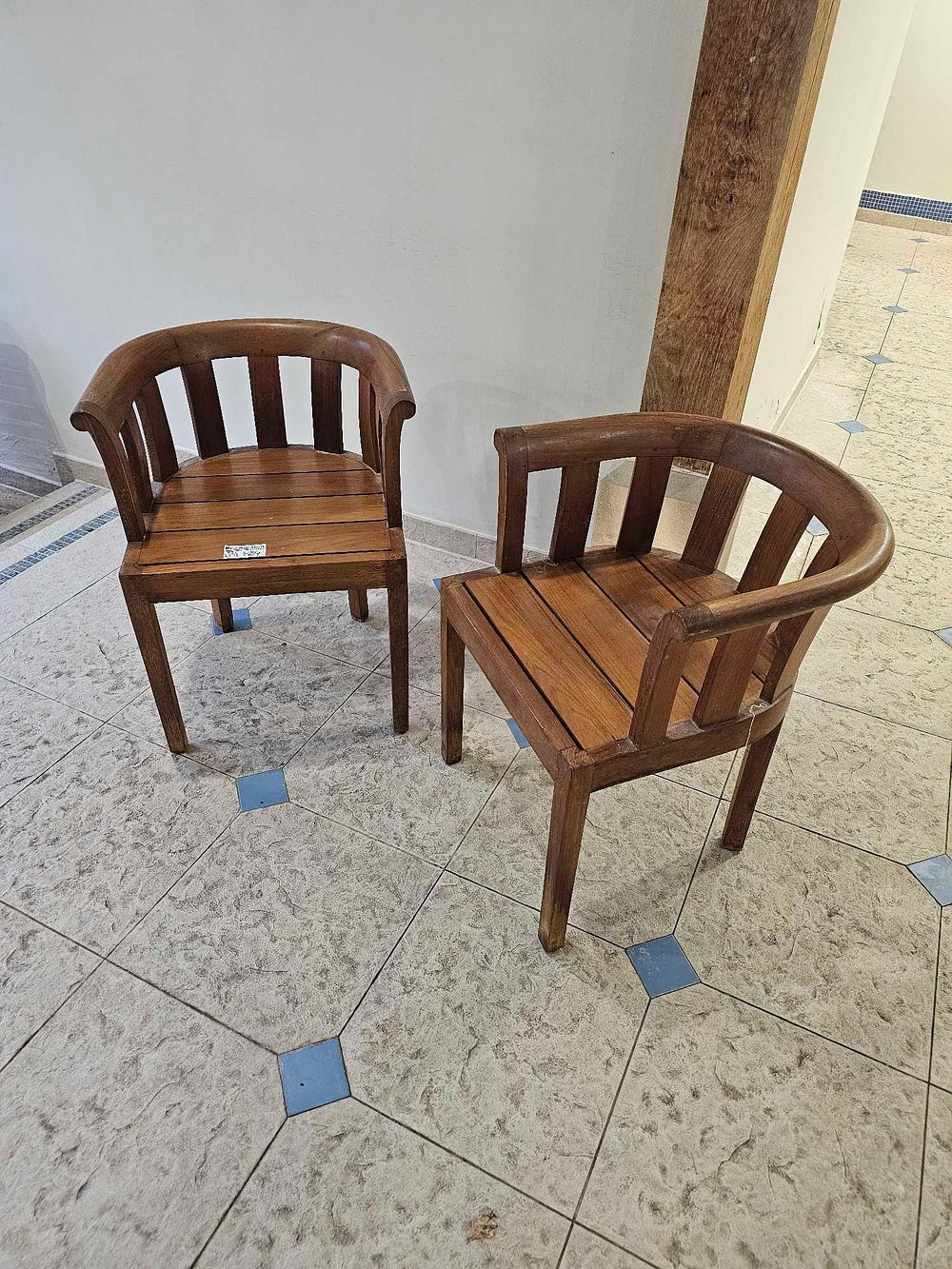 Lot 884: * A pair of teak tub chairs 63 x 52 x 76cm