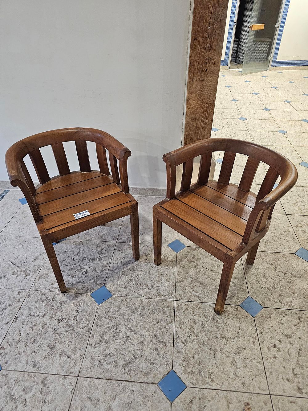 Lot 886: * A pair of teak tub chairs 63 x 52 x 76cm