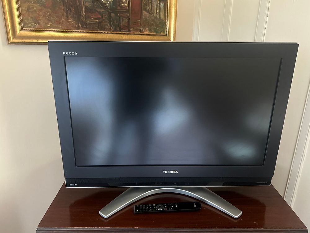 Lot 1053: * A Toshiba Regza 32 Inch LCD Teleision
