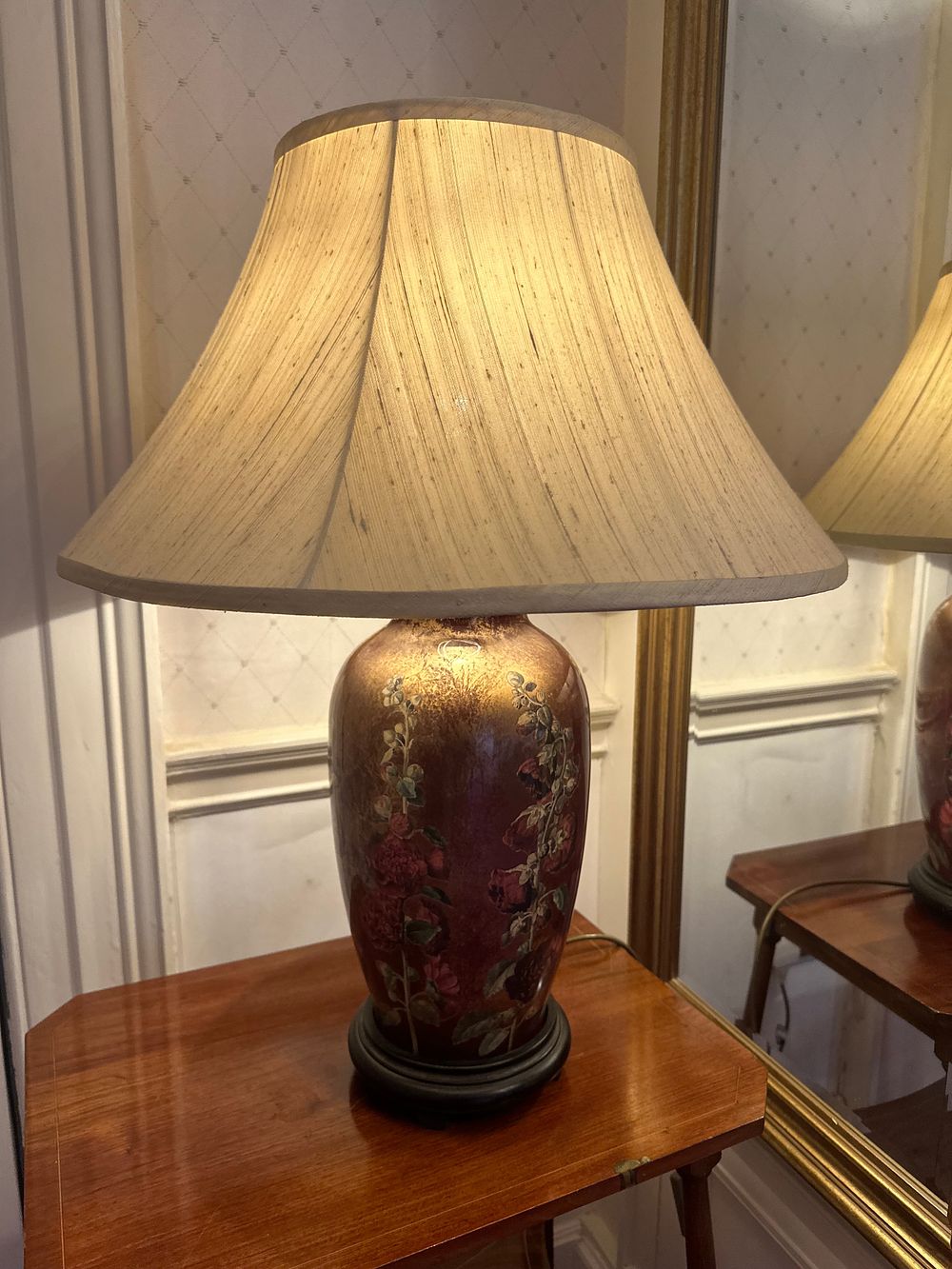 Lot 1094: * Decoratie Table Lamp Painted Urn-Shaped Floral Base