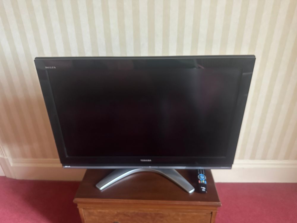 Lot 1399: * A Toshiba Regza 37X3030D 37-inch LCD Colour Teleision