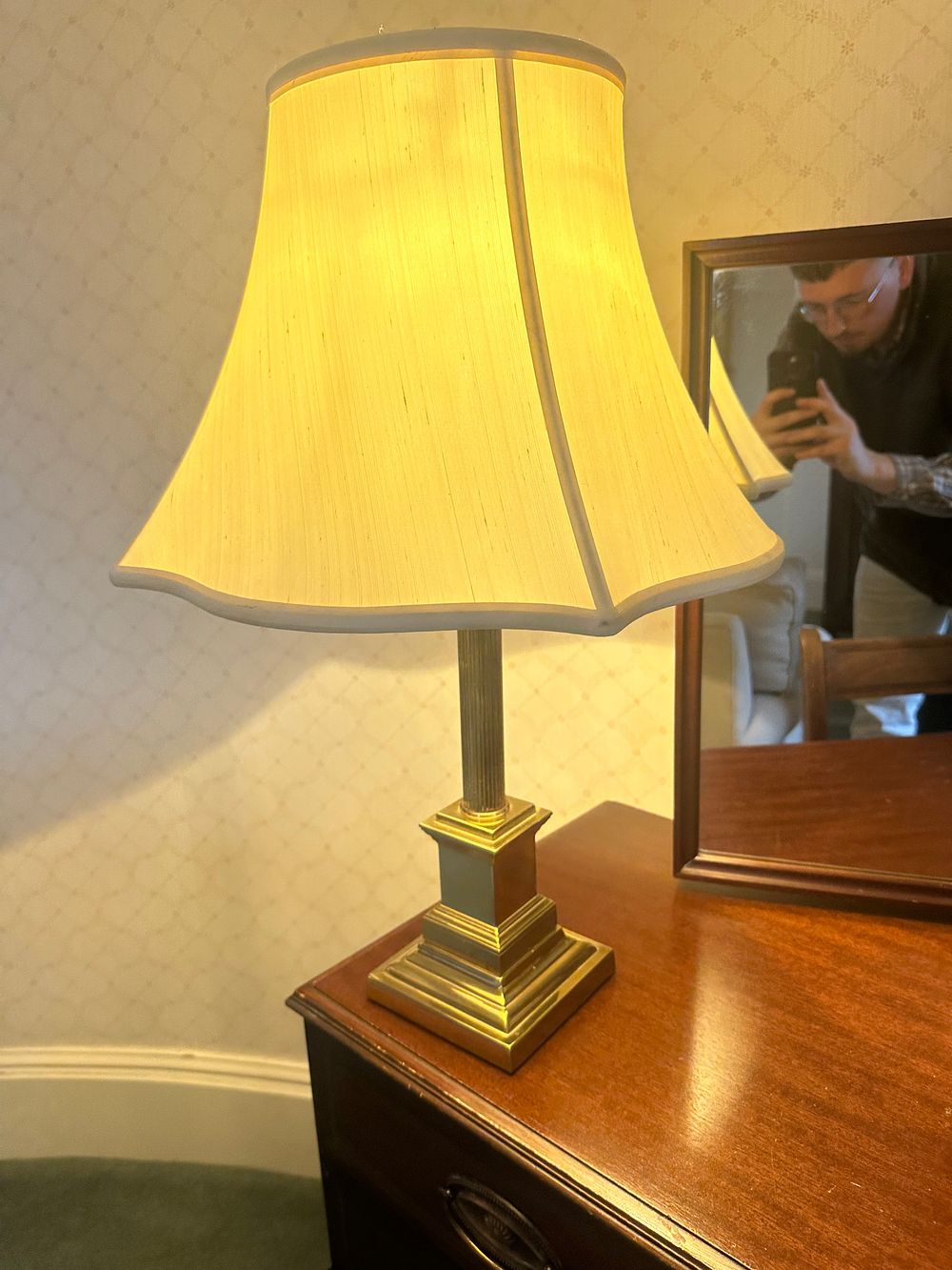 Lot 1433: * A lot of three traditional-style polished brass table lamps