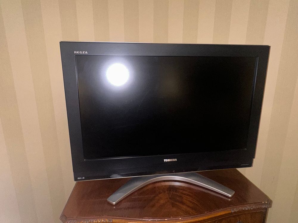 Lot 1559: * A Toshiba Regza 32"" 720p HD LCD Teleision