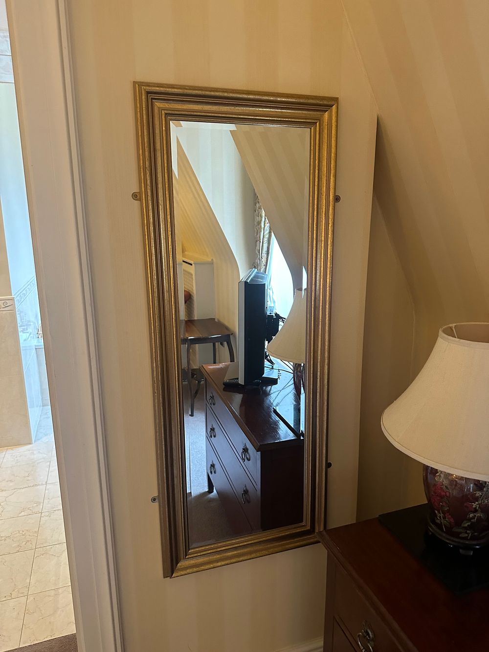 Lot 1700: * Wall Mirrors – Pair of Gold-Tone Accent Mirrors with Traditional Reeded Frames