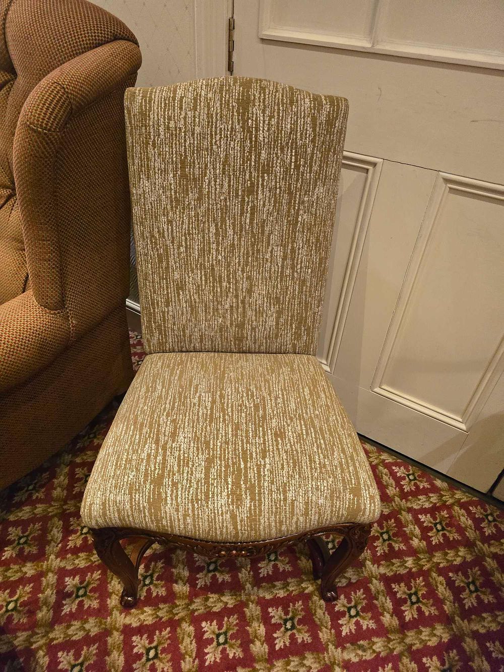Lot 4005b: * A set of 6 x formal dining chairs the mahogany cared framed joined with an ornate stretchers