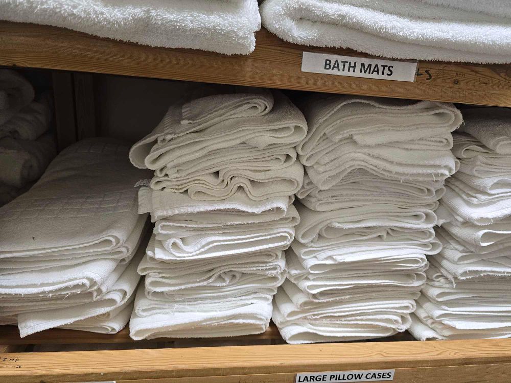 Lot 4072: * Bath mats white Appx Count of x 210 (HSK floor 2 storage no 3)