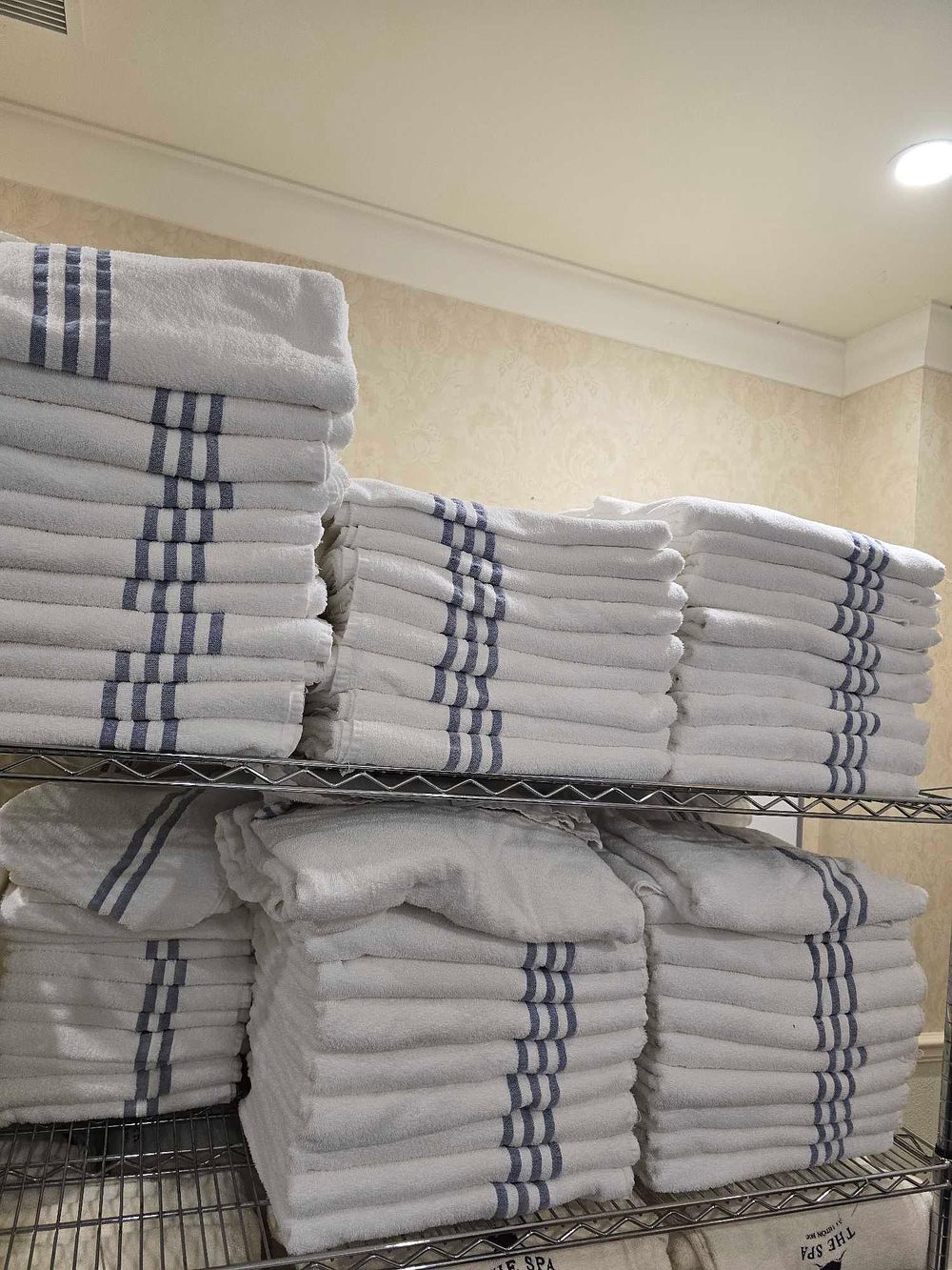 Lot 4155a: * Spa towels large appx x 45 (Office pkl no 6)