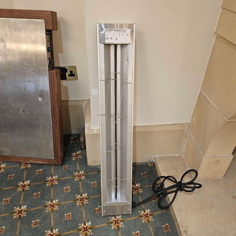 Lot 7018: * Hatco GRA D36?49 Glo?Ray Infrared Strip Heater: 36?inch aluminum dual infrared warmer with