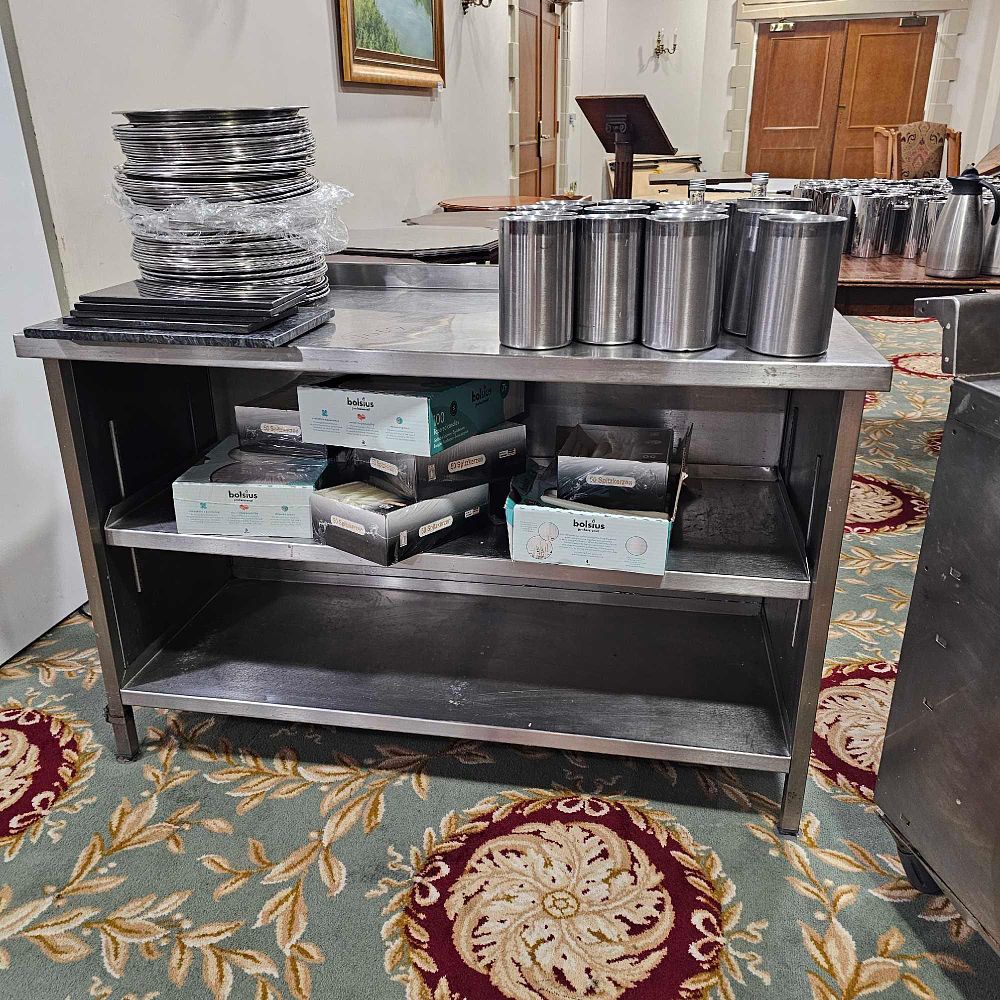 Lot 7067: * Stainless steel preparation table with 2 sheles under 136 x 66 x 85cm