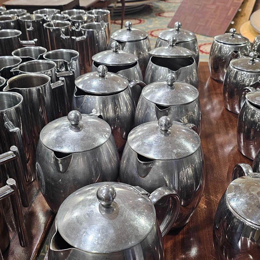 Lot 7077: * 9 x large stainless steel teapots appx 2.litre capacity