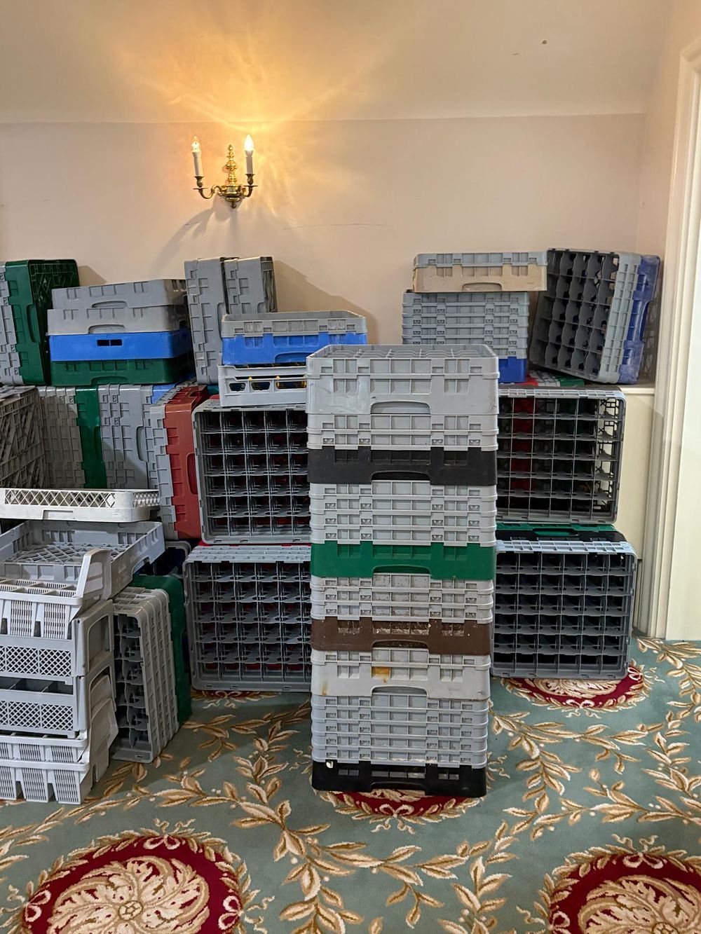 Lot 7104: * A large Quantity of glass dishwaser stacking trays