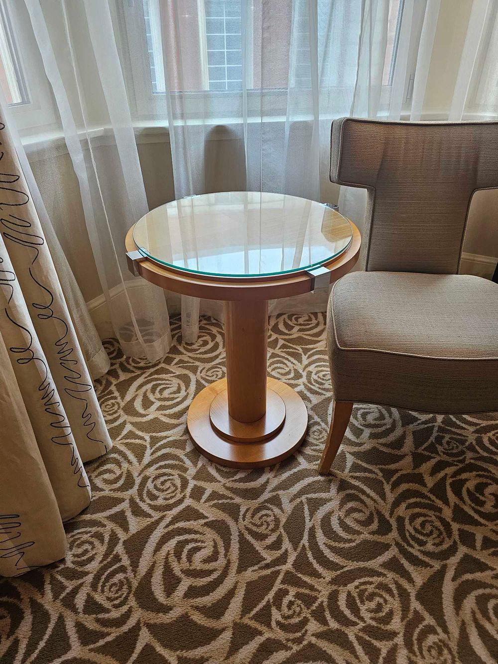 Lot 341: * Occasional Table – Francesco Molon Round Maple and Glass Pedestal Table