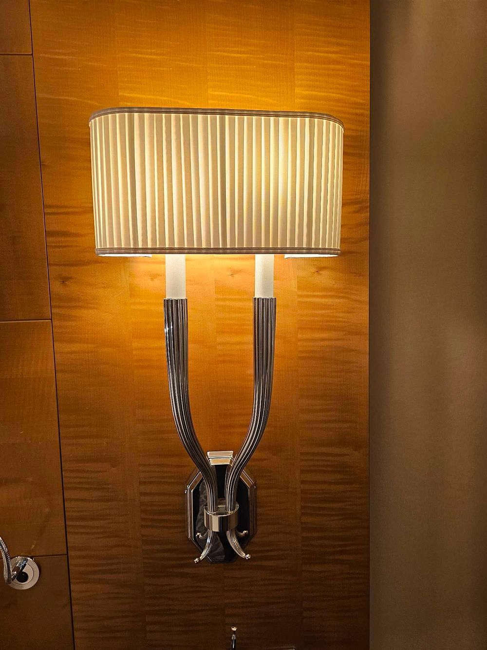 Lot 367: * A Pair of Wall Sconces – Ruhlmann Double Sconce by Chapman & Myers in Polished Nickel with Shade An
