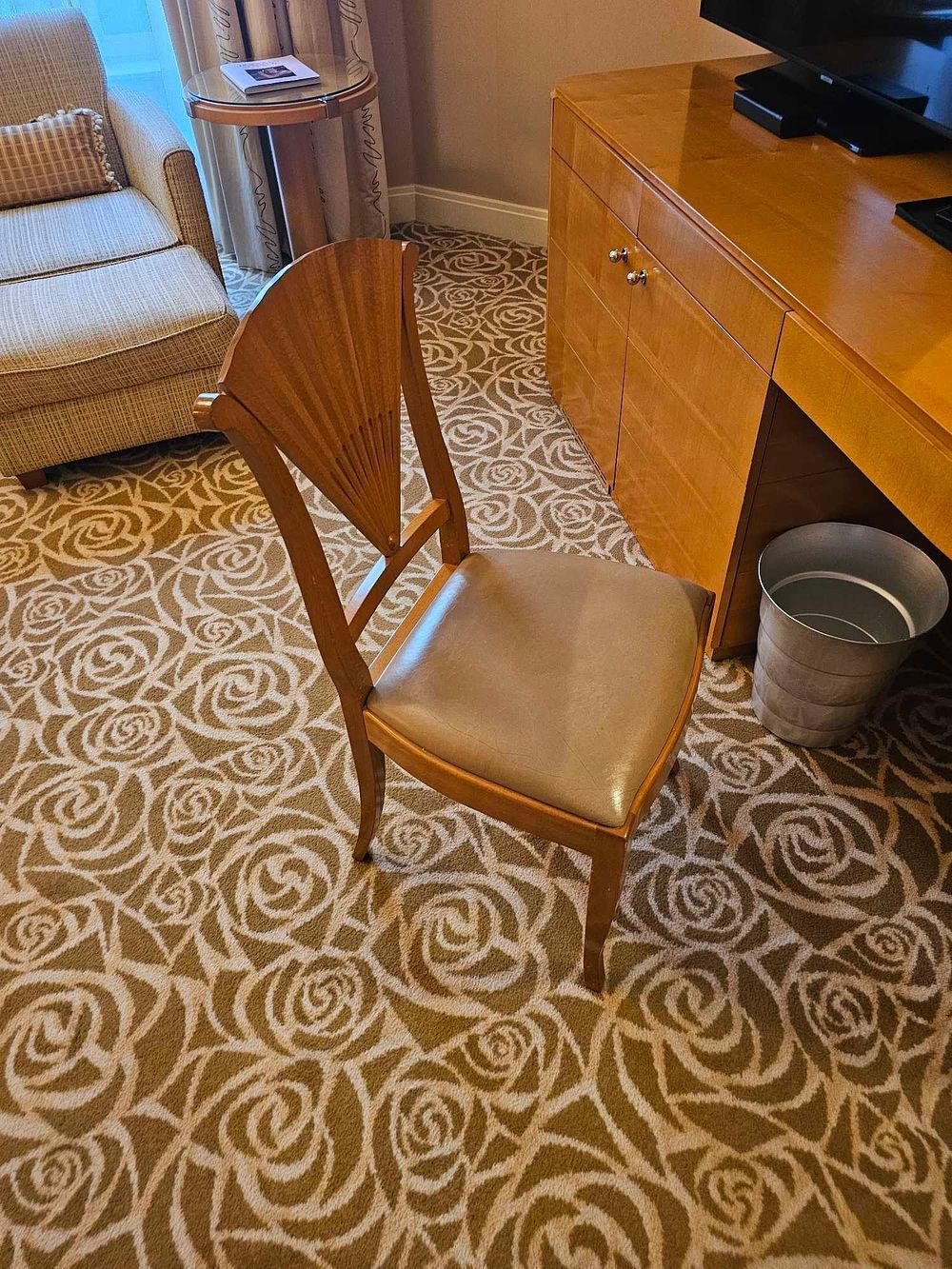 Lot 570: * Side Chair – Francesco Molon Maple Chair with Fan-Back and Leather Upholstered Seat