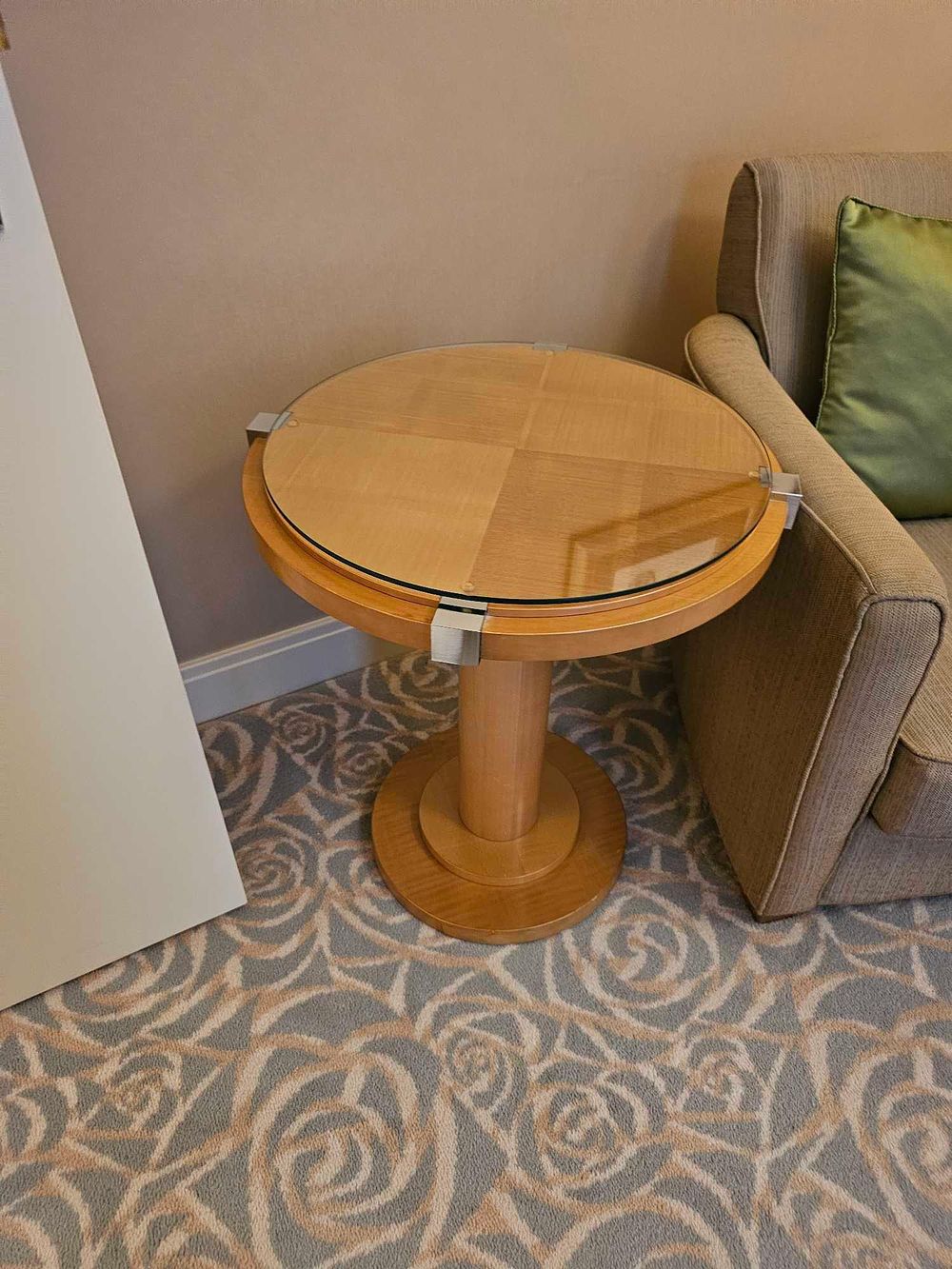 Lot 807: * Occasional Table – Francesco Molon Round Maple and Glass Pedestal Table