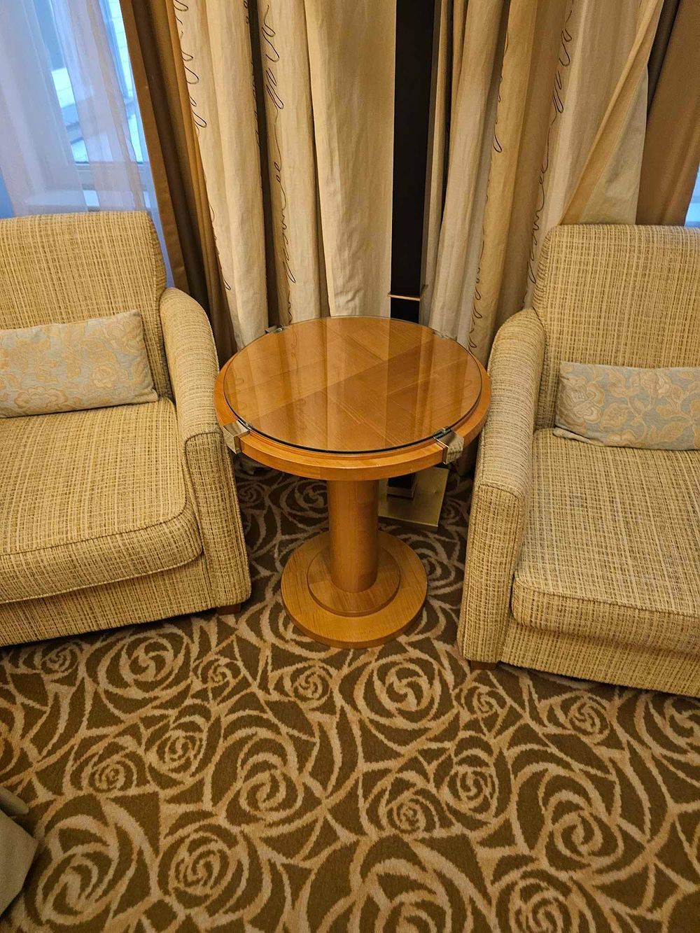 Lot 835: * Occasional Table – Francesco Molon Round Maple and Glass Pedestal Table