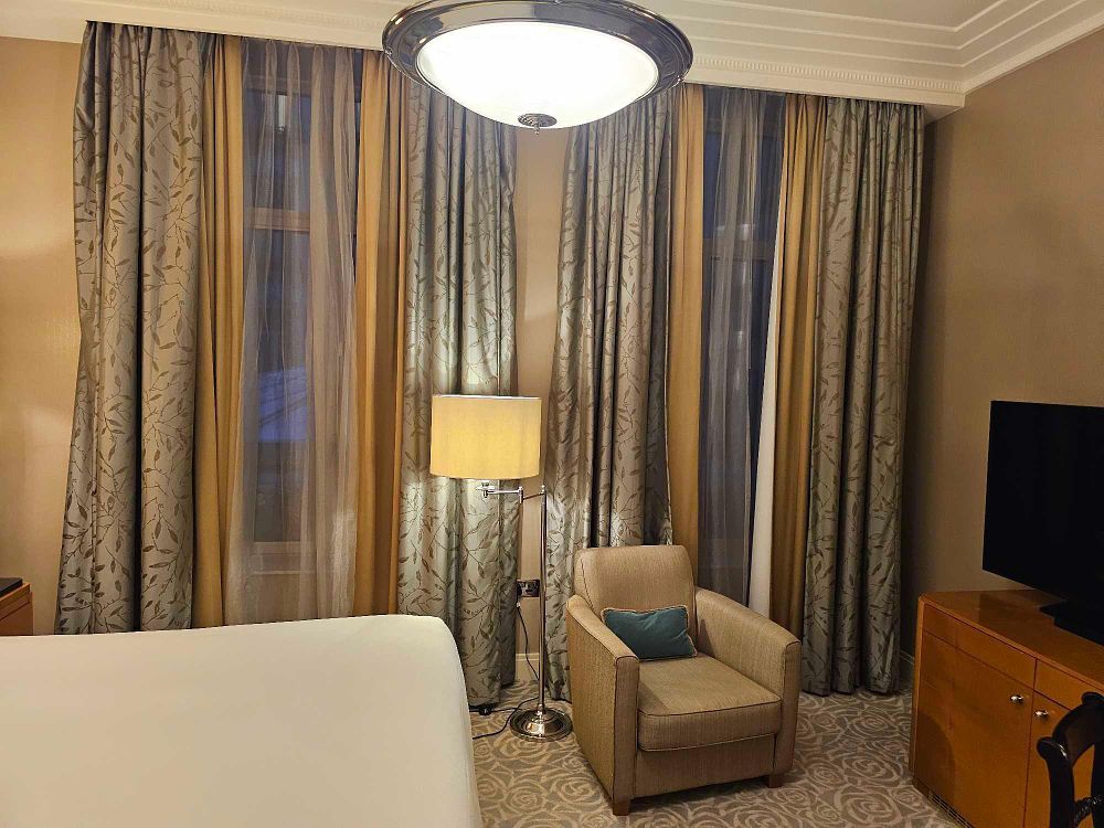 Lot 925: * 3 x pairs of drapes 310cm drop