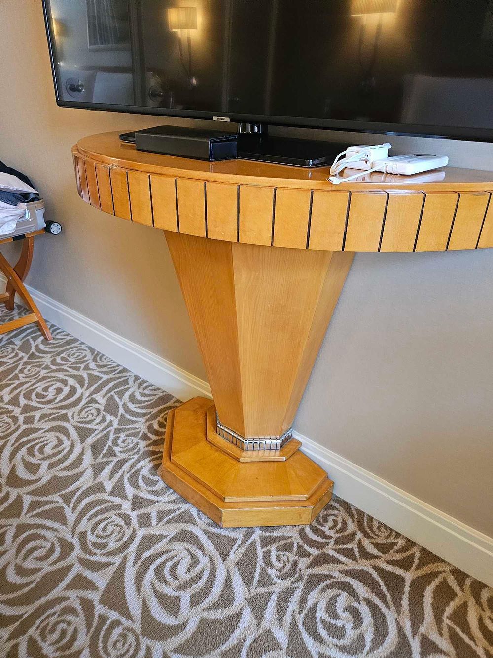 Lot 1007f: * Console Table – Francesco Molon, Italy, Sculptural Maple Pedestal Base