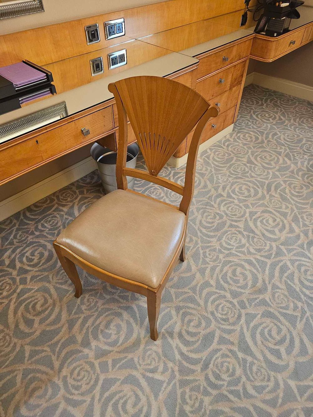 Lot 1011e: * Side Chair – Francesco Molon Maple Chair with Fan-Back and Leather Upholstered Seat