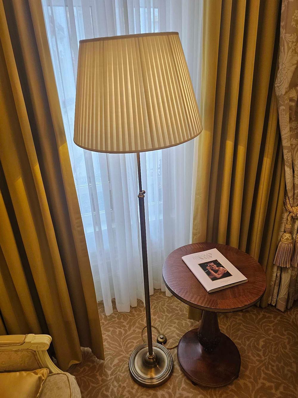 Lot 1015j: * Classic Library Lamp in Antique Brass with Swing Arm, Adjustable Height, and Shade