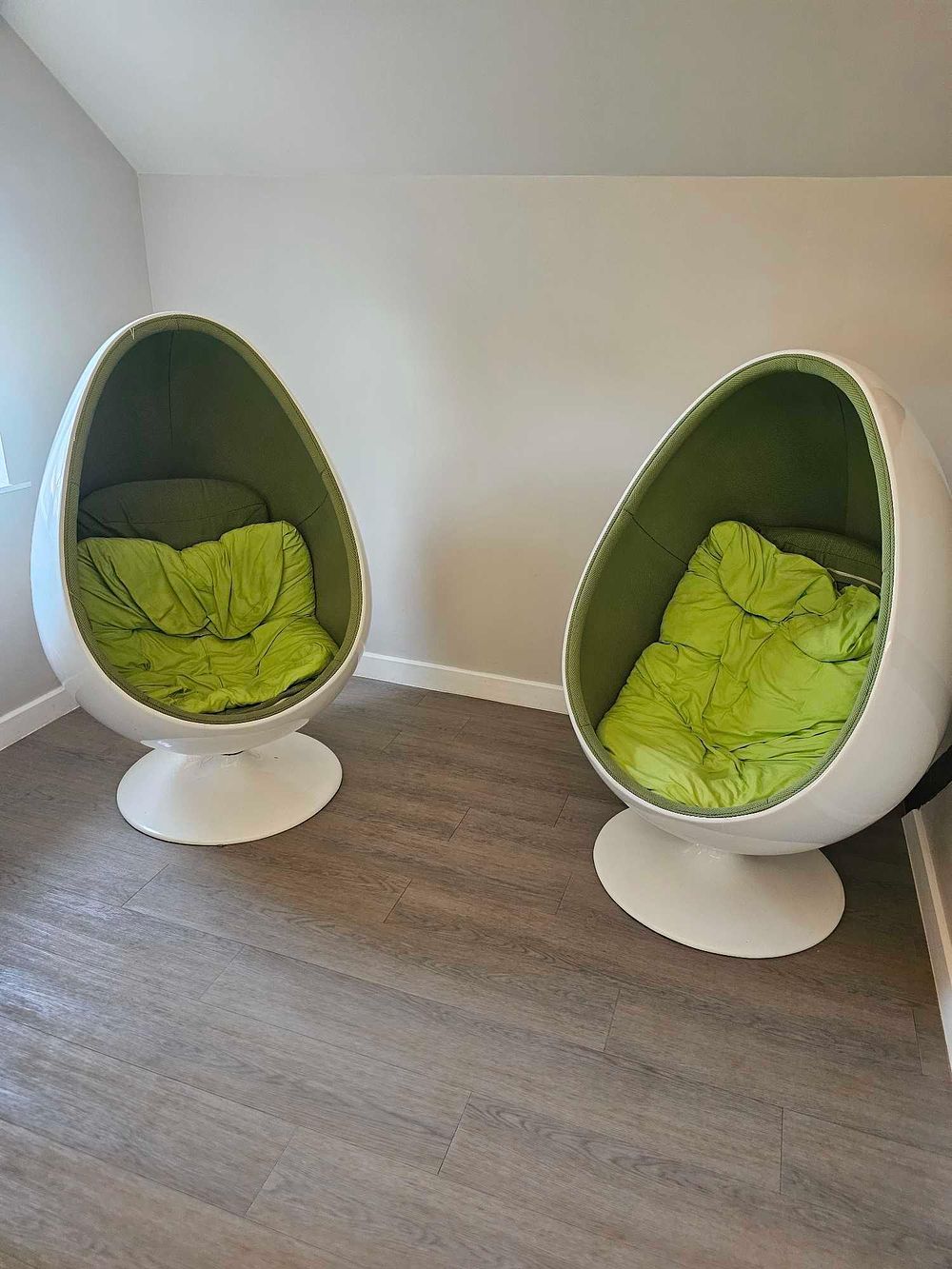 Lot 197c: * Ovalia Egg Pod Chair Replica by Modern Onion Modern Onion Ovalia Egg Pod Chair in mid-century