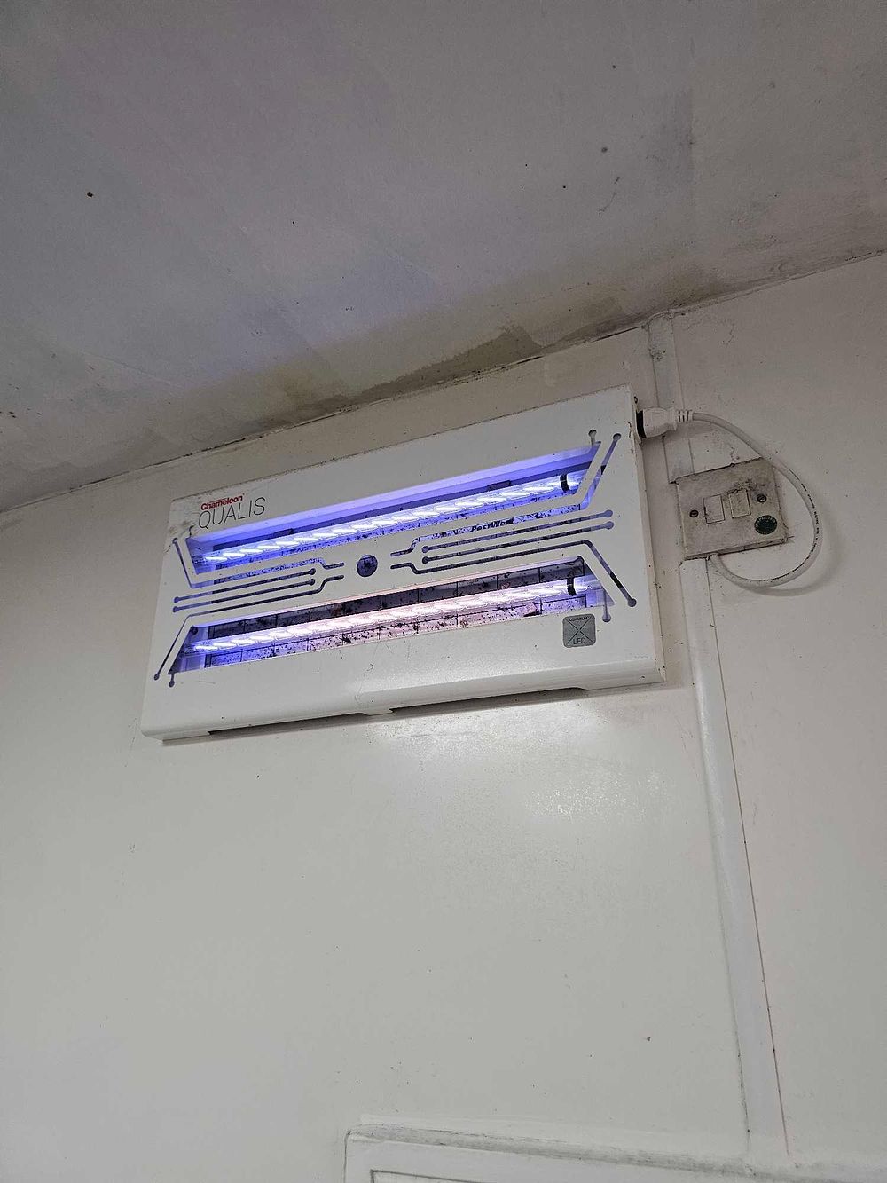 Lot 237: * Insectocutor Chameleon UV insect killer with bright blue ultraviolet light