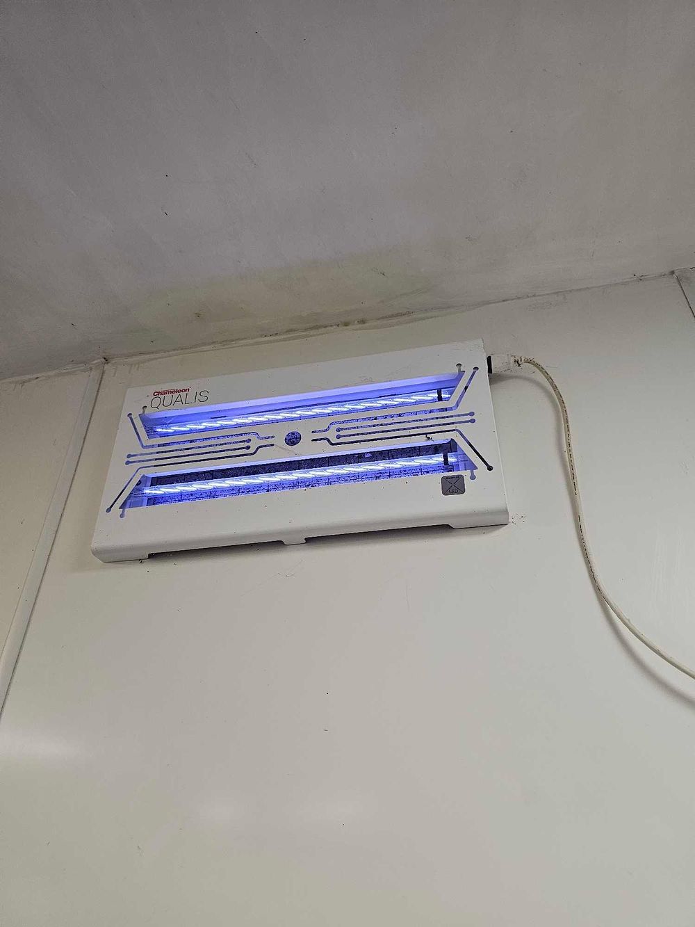 Lot 244: * Insectocutor Chameleon UV insect killer with bright blue ultraviolet light