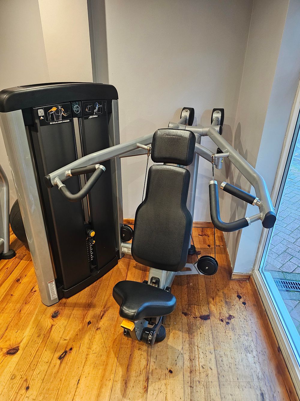 Lot 320: * Life Fitness selectorized shoulder press machine with adjustable seat