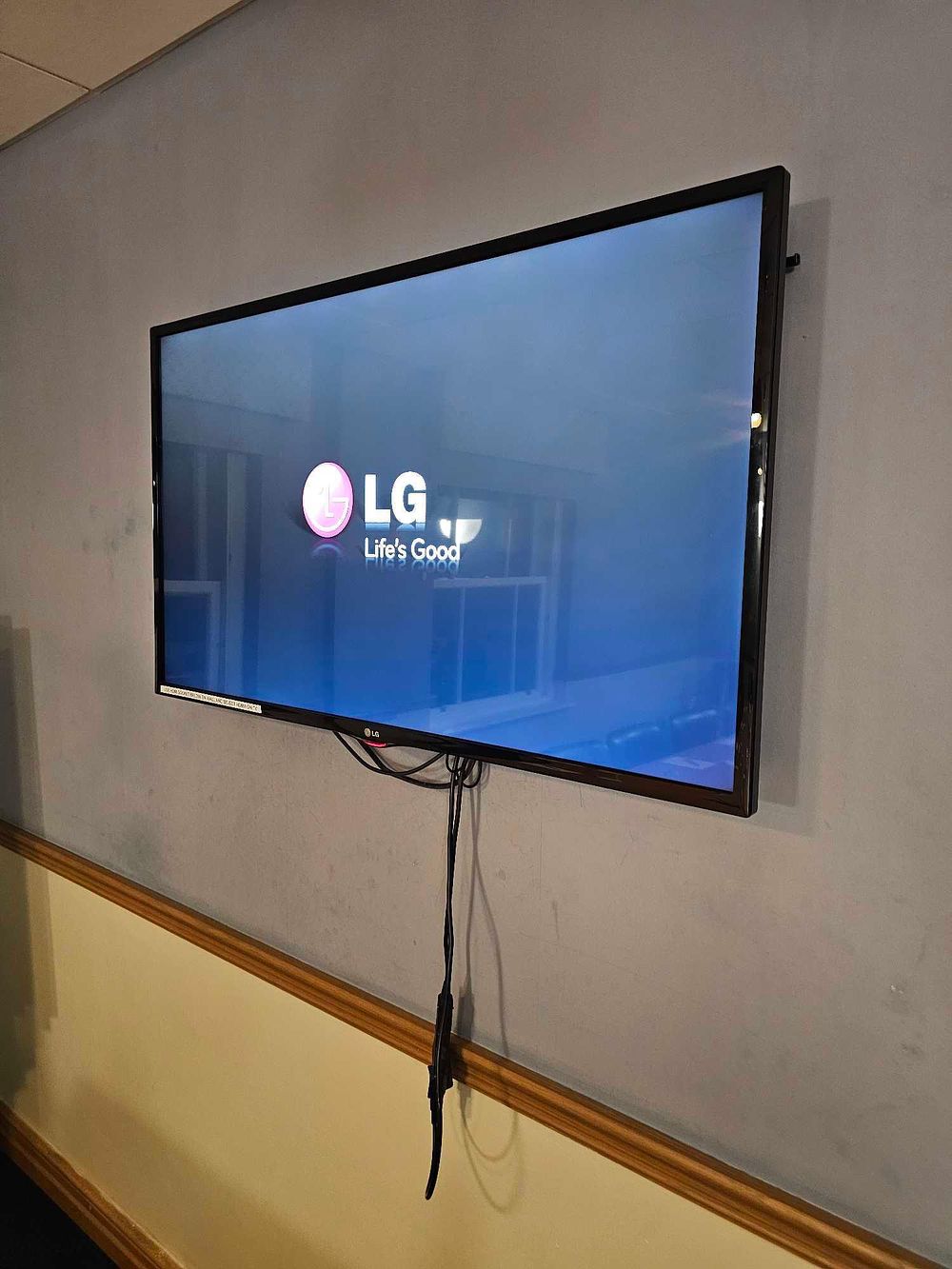 Lot 1012: * LG 47-inch flat-screen TV with wall-mount bracket and visible cabling