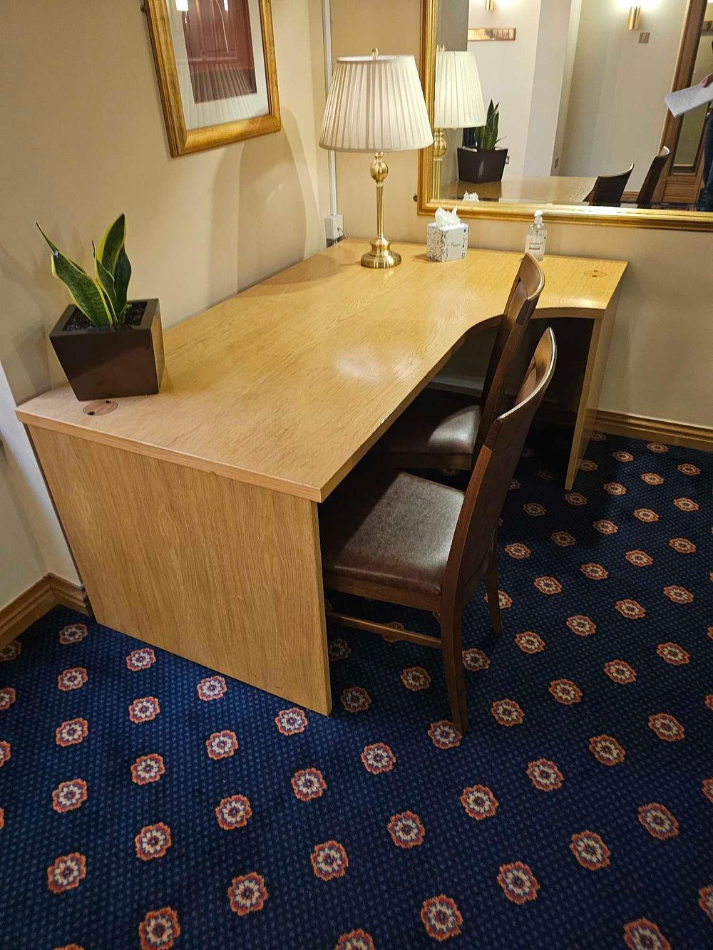 Lot 1069: * Ergonomic corner desk with L-shaped configuration, approx
