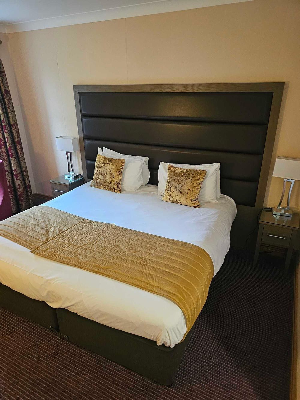 Lot 2042: * Contents of Room 117 Briefly comprising freestanding items Zip and Link Mattison Contract Beds