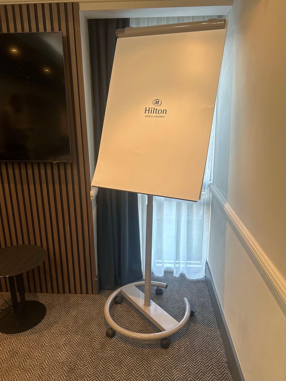Lot 185a: * Mobile flip chart 182cm high
