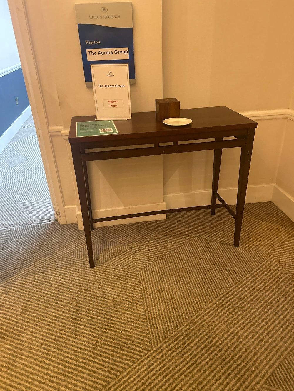 Lot 217: * Wooden console table 100 x 45 x 85cm