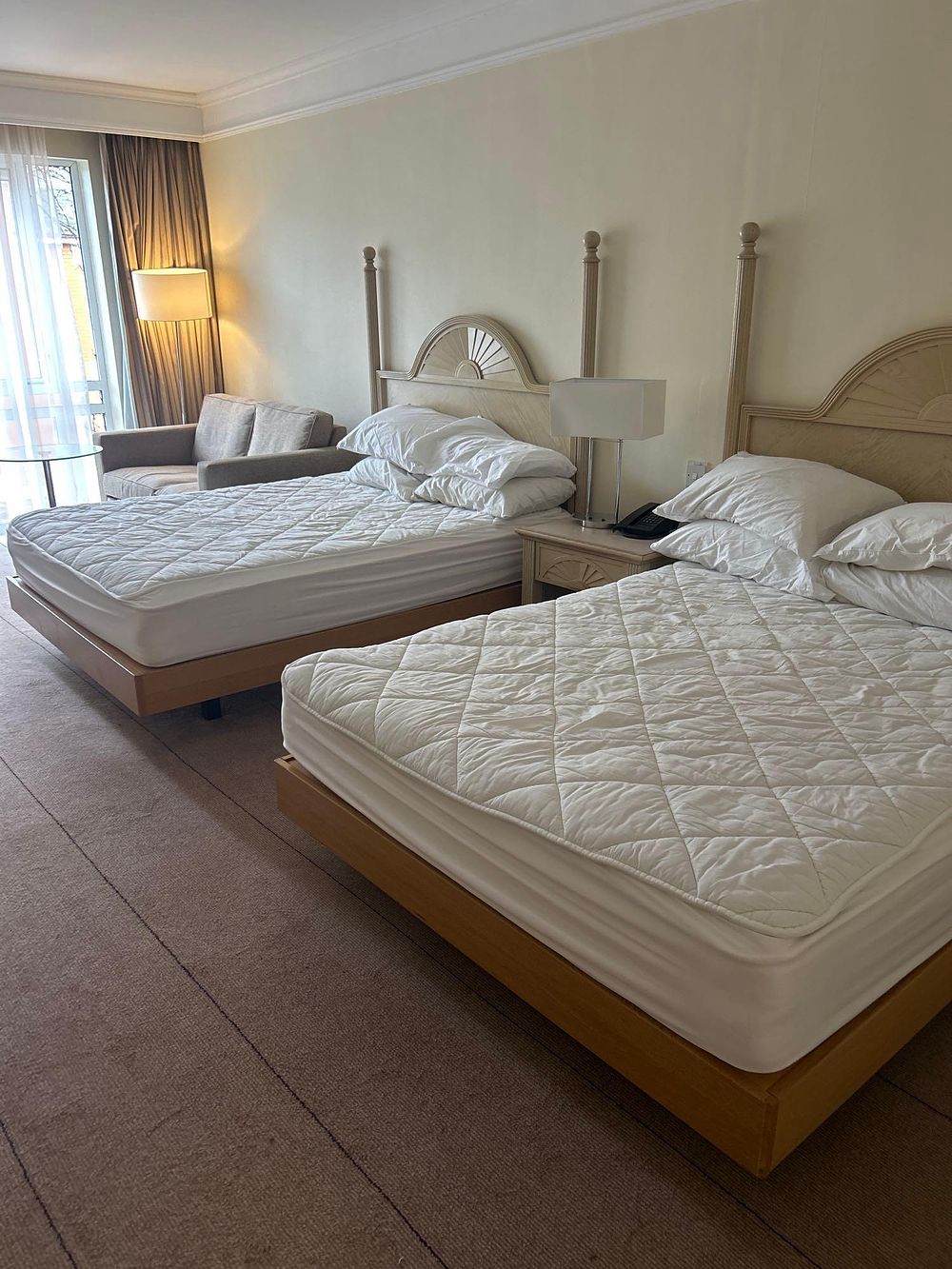 Lot 385: * Complete contents of room comprising of 2x divan base and Serta mattress 150 x 200cm