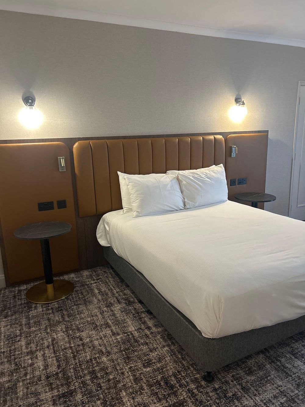 Lot 439: * Complete contents of room comprising of: divan base and Serta mattress 150 x 200cm