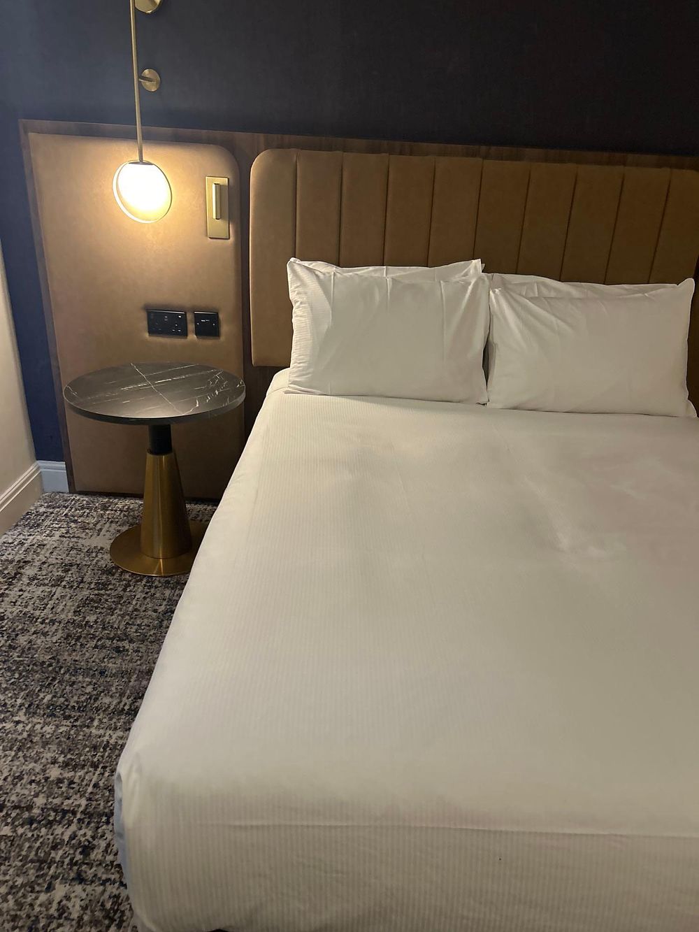 Lot 444: * Complete contents of room comprising of: 2x divan base and Serta mattress 150 x 200cm