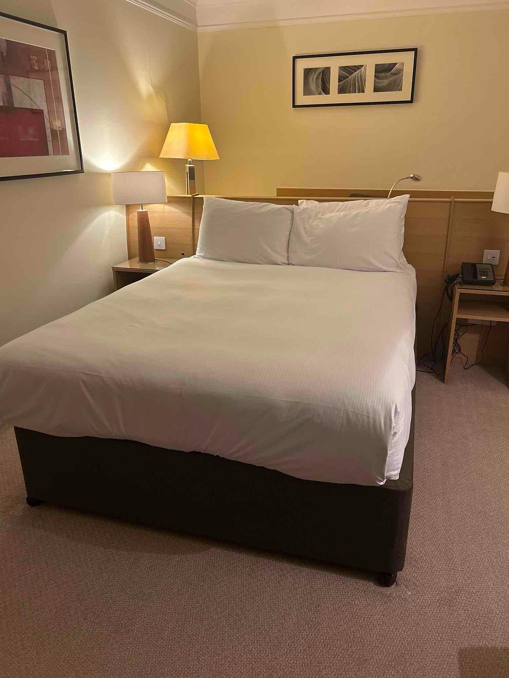 Lot 462: * Complete contents of room comprising of: divan base and Serta mattress 150 x 200cm