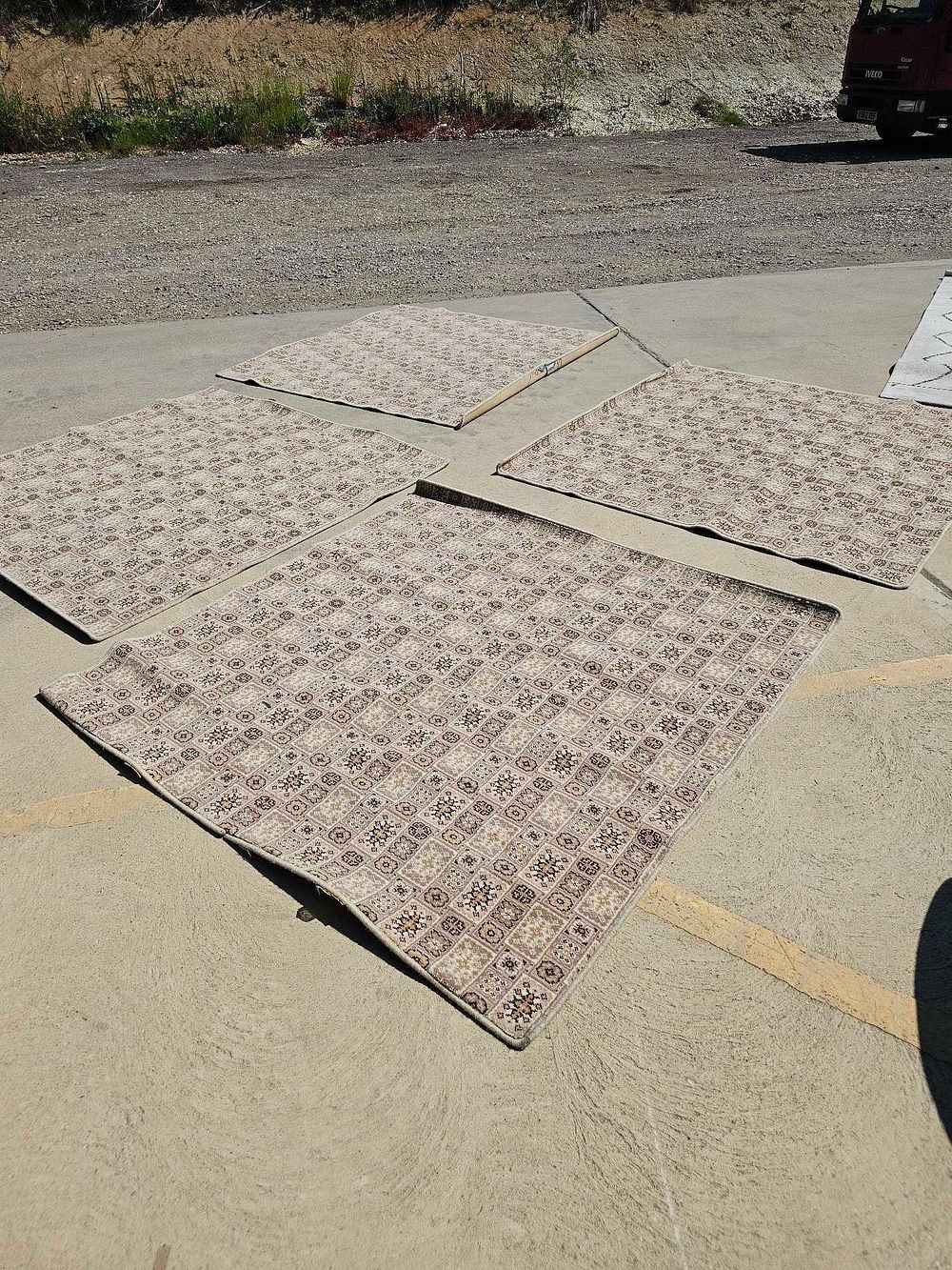 Lot 380: * 4 X Square Modern Rugs 178 X 178cm ( 1 X A/F Joined)