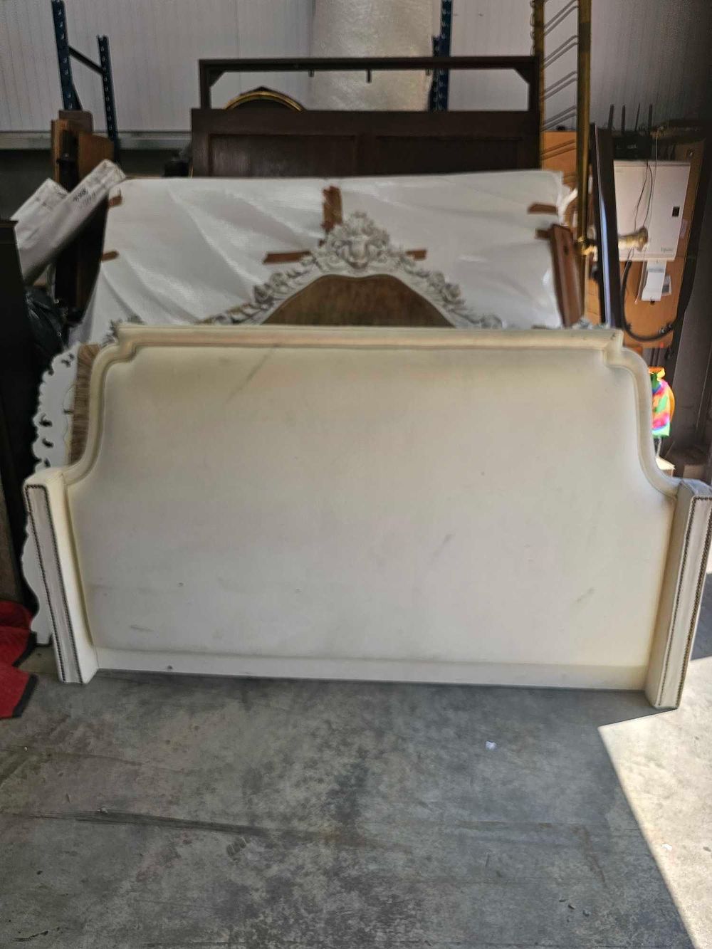 Lot 445: * Headboard Features